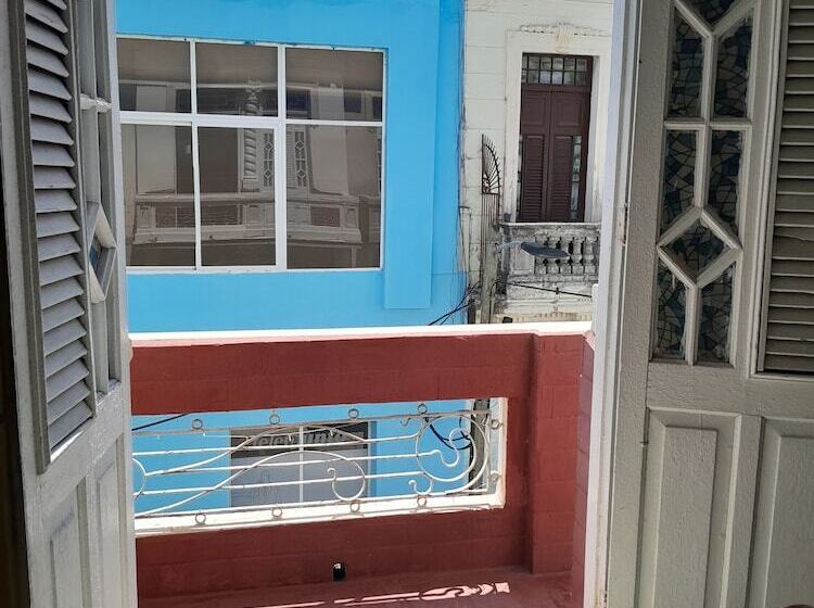 تختخواب و صبحانه Adrianos Hostal