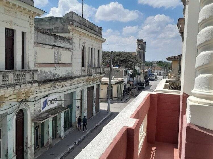 تختخواب و صبحانه Adrianos Hostal