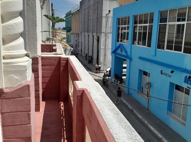 تختخواب و صبحانه Adrianos Hostal