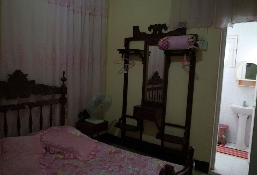 تختخواب و صبحانه Adrianos Hostal