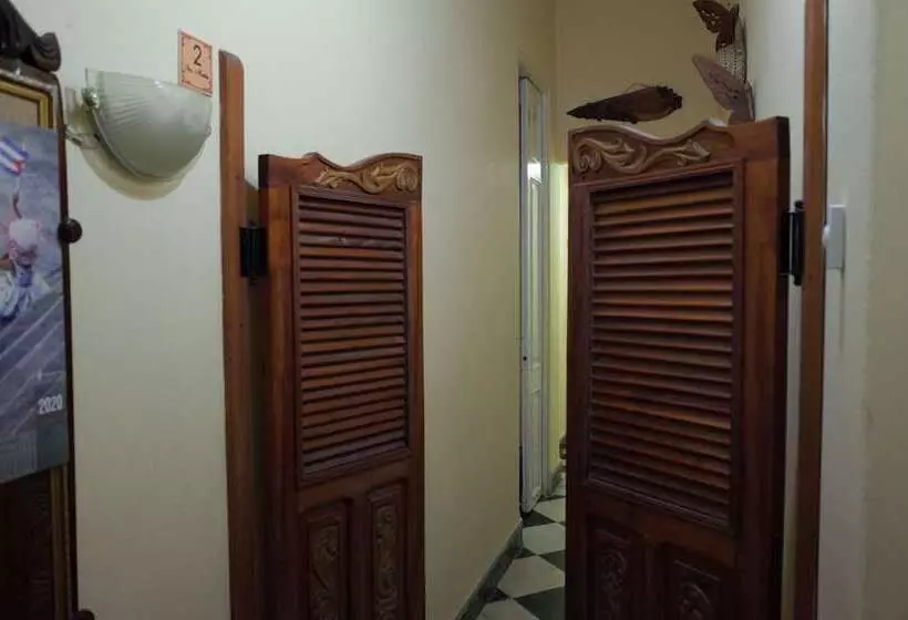 ベッドアンドブレックファースト Adrianos Hostal