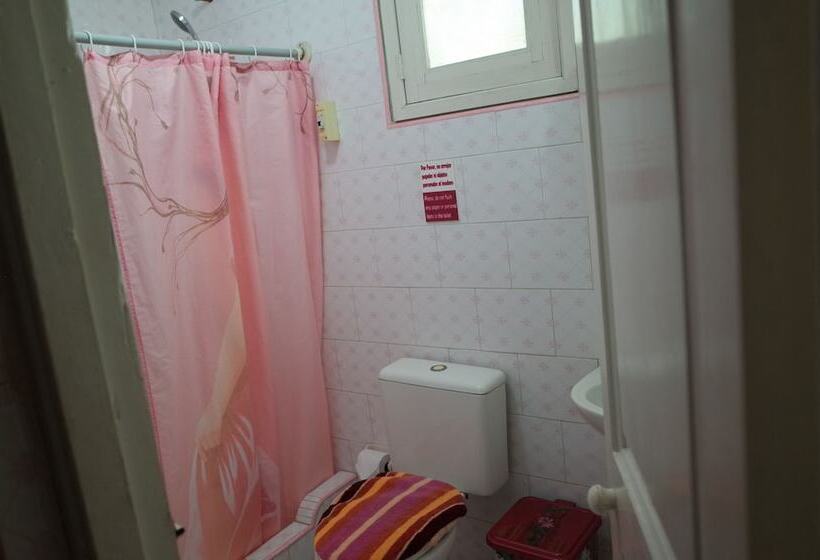 تختخواب و صبحانه Adrianos Hostal