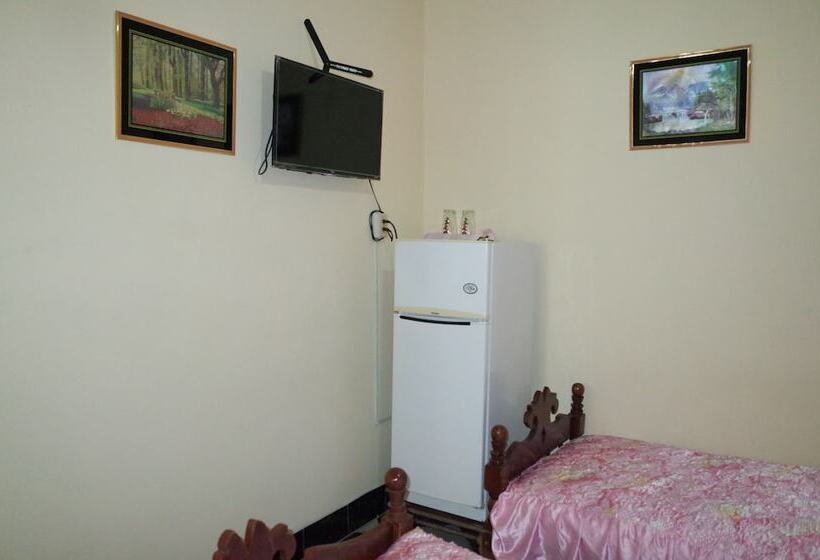 تختخواب و صبحانه Adrianos Hostal