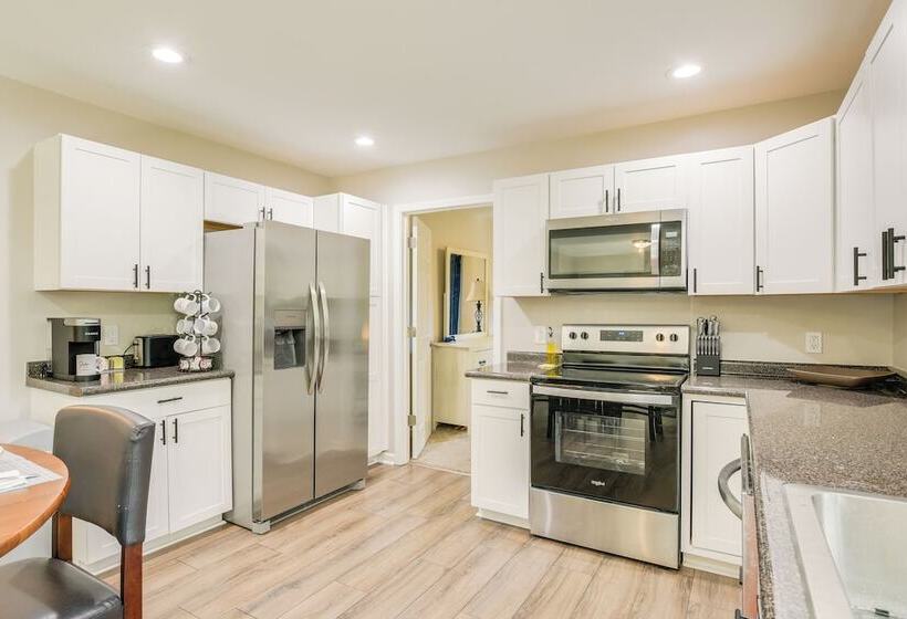 Charming Greenville Home W/ Yard: 3 Mi To Downtown