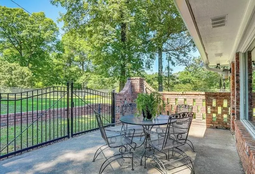 Charming Simsboro Retreat On 5 Acres W/ Patio!