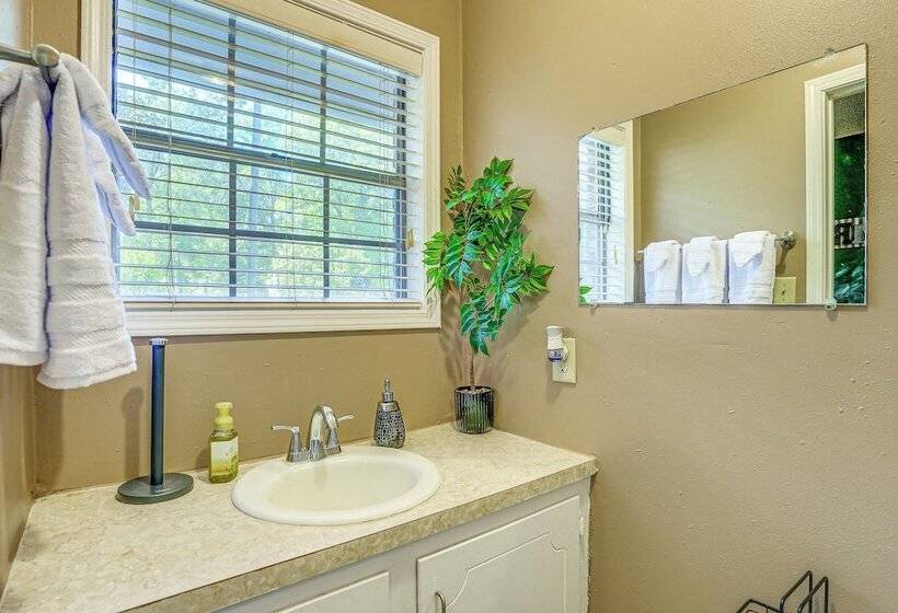 Charming Simsboro Retreat On 5 Acres W/ Patio!