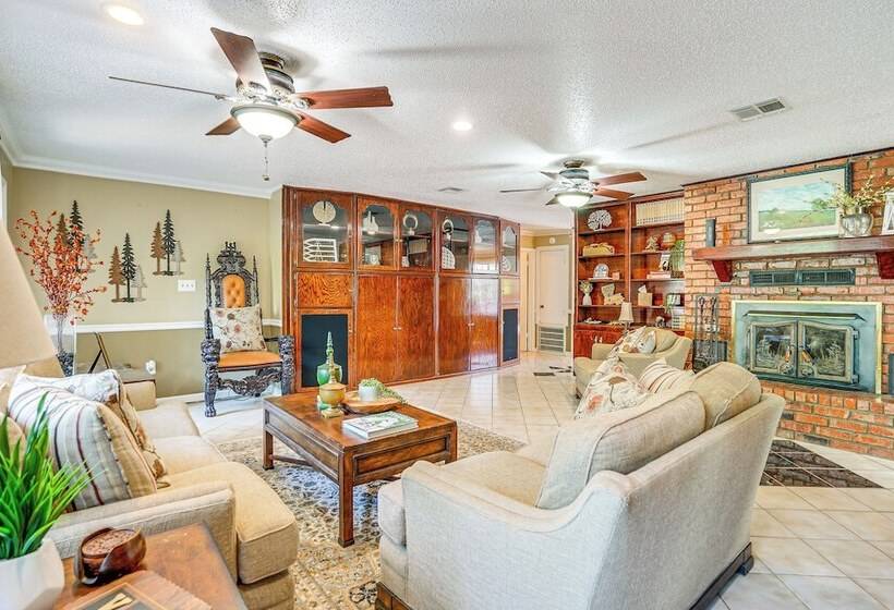 Charming Simsboro Retreat On 5 Acres W/ Patio!