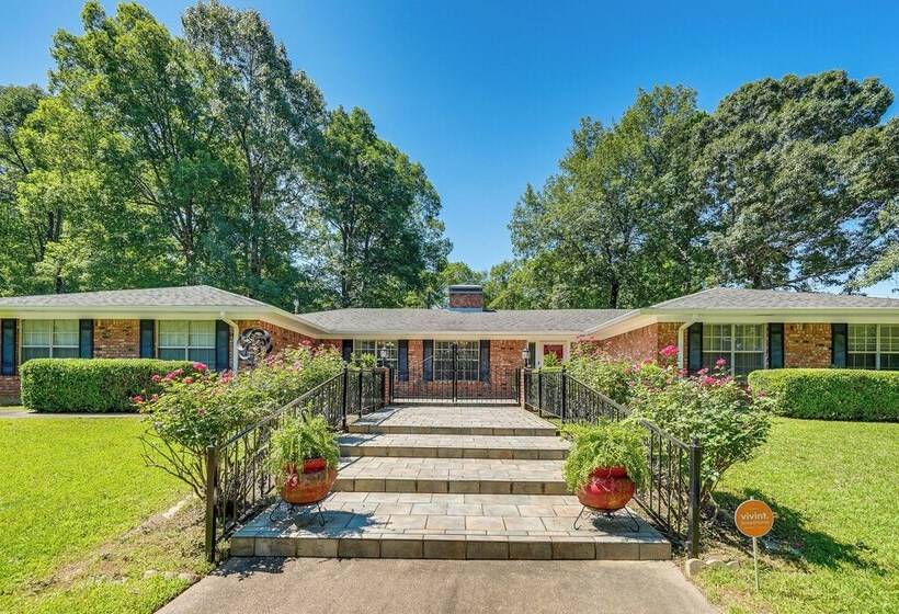 Charming Simsboro Retreat On 5 Acres W/ Patio!