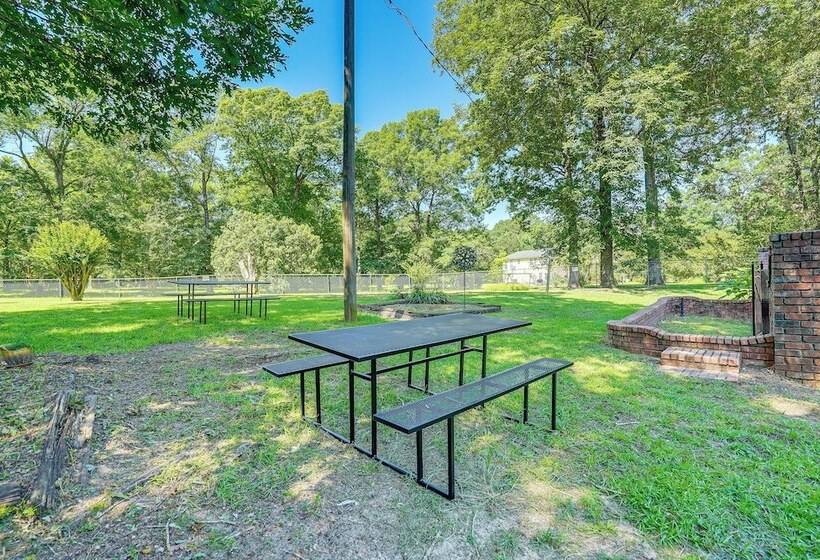 Charming Simsboro Retreat On 5 Acres W/ Patio!