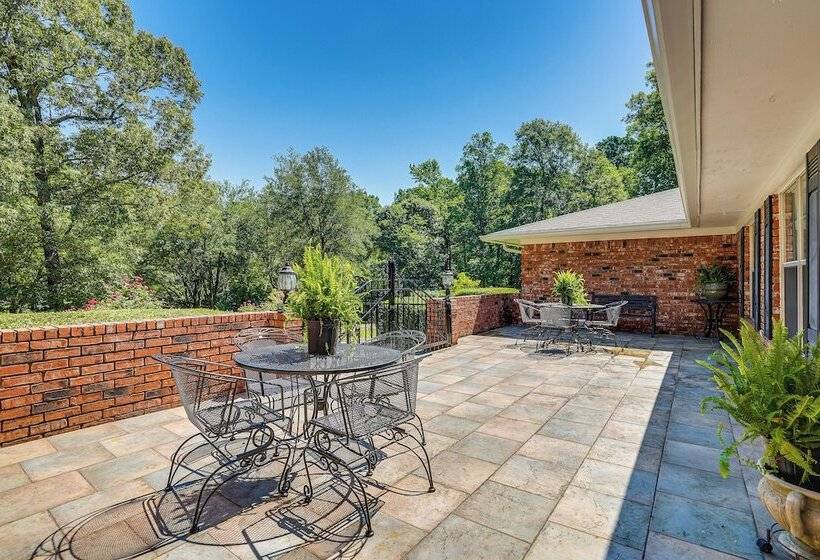 Charming Simsboro Retreat On 5 Acres W/ Patio!