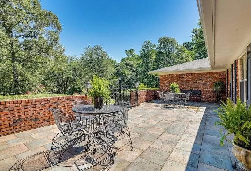 Charming Simsboro Retreat On 5 Acres W/ Patio!