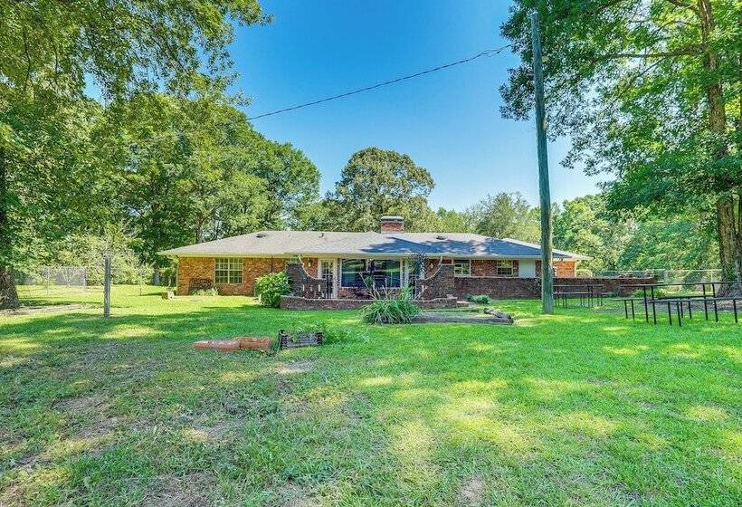 Charming Simsboro Retreat On 5 Acres W/ Patio!