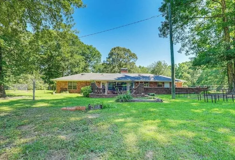 Charming Simsboro Retreat On 5 Acres W/ Patio!