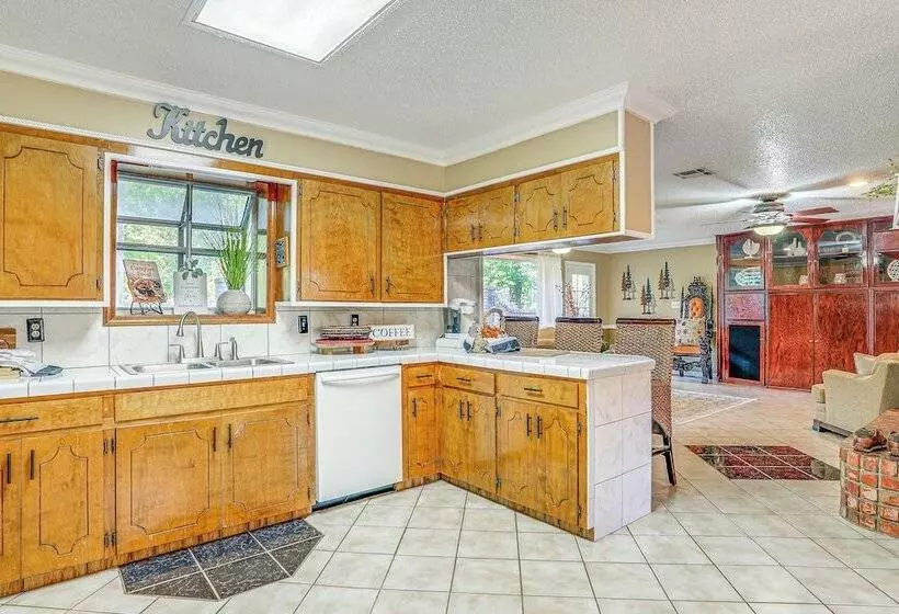 Charming Simsboro Retreat On 5 Acres W/ Patio!