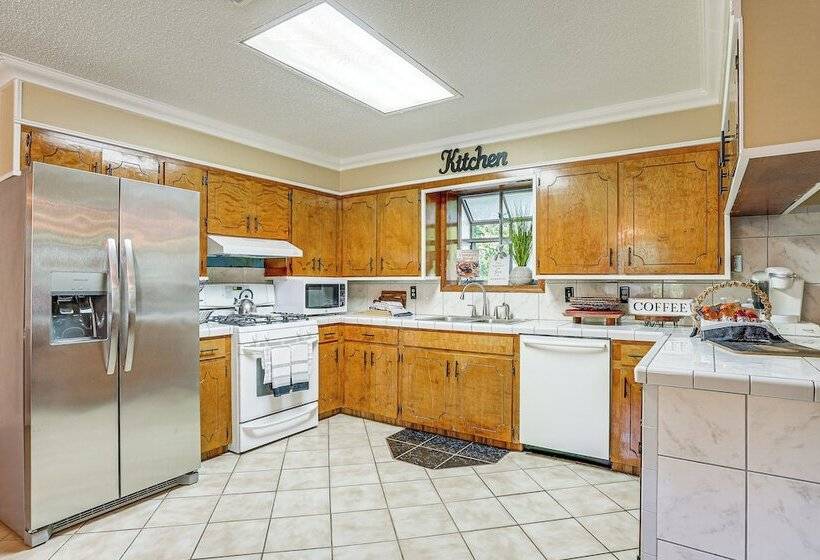 Charming Simsboro Retreat On 5 Acres W/ Patio!