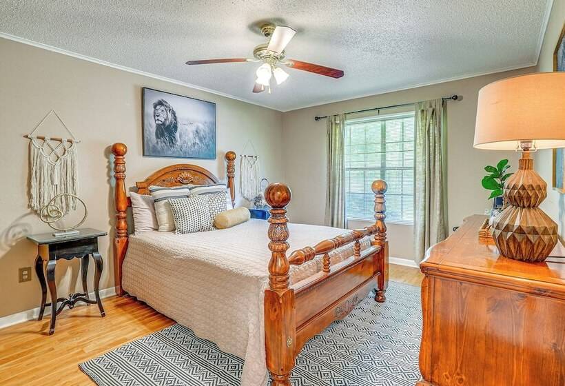 Charming Simsboro Retreat On 5 Acres W/ Patio!