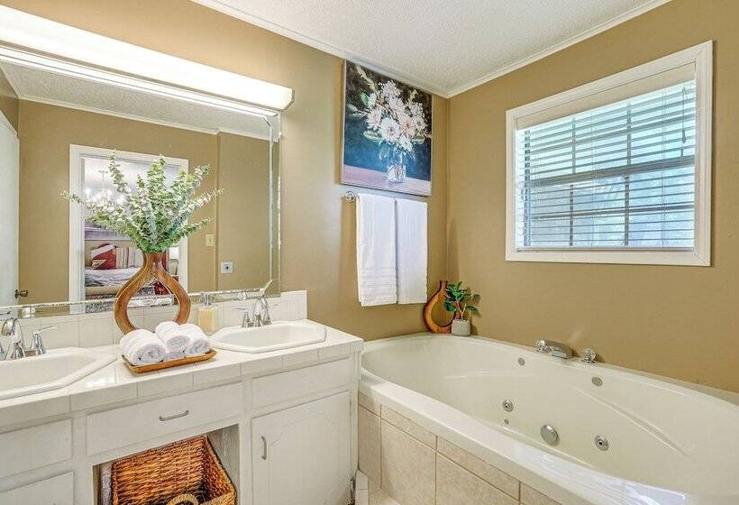 Charming Simsboro Retreat On 5 Acres W/ Patio!