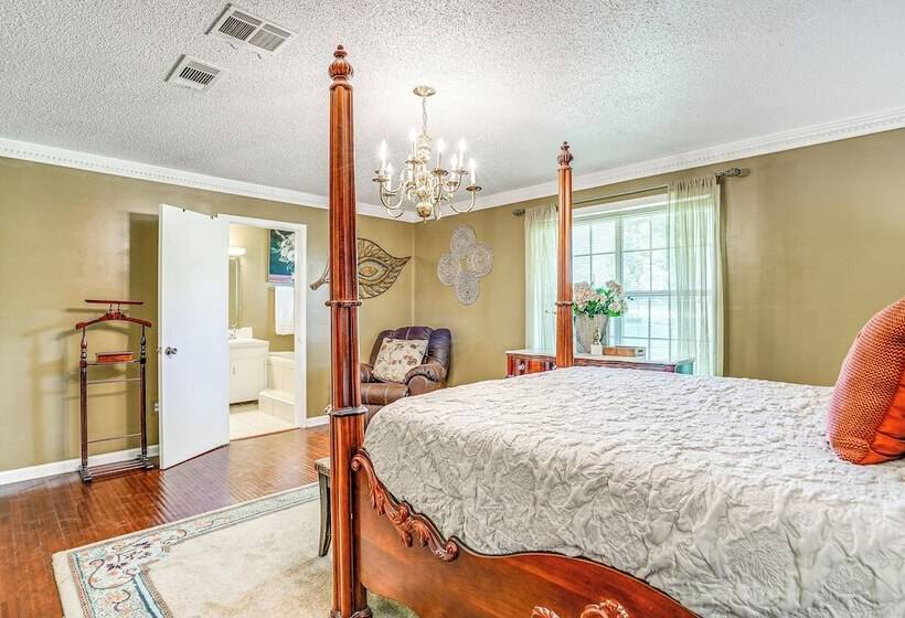 Charming Simsboro Retreat On 5 Acres W/ Patio!