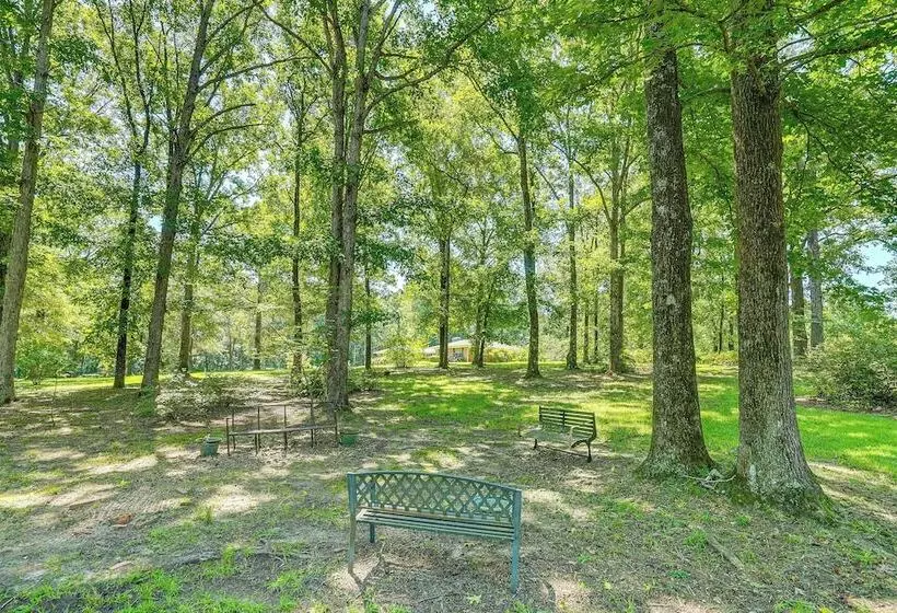 Charming Simsboro Retreat On 5 Acres W/ Patio!