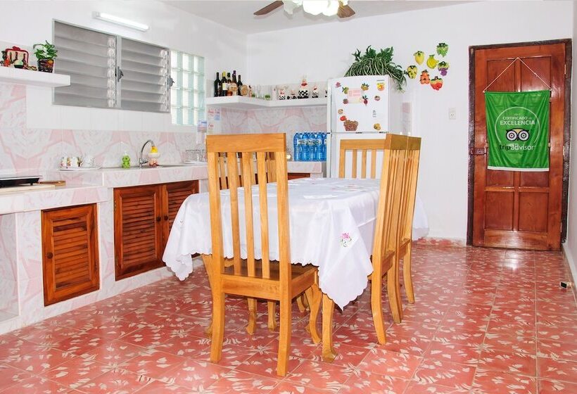 پانسیون Hostal Ciro Y Lourdes