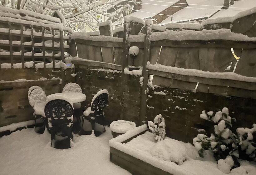 Резиденция Traditional Elegant Spacious English Home, 4bdr