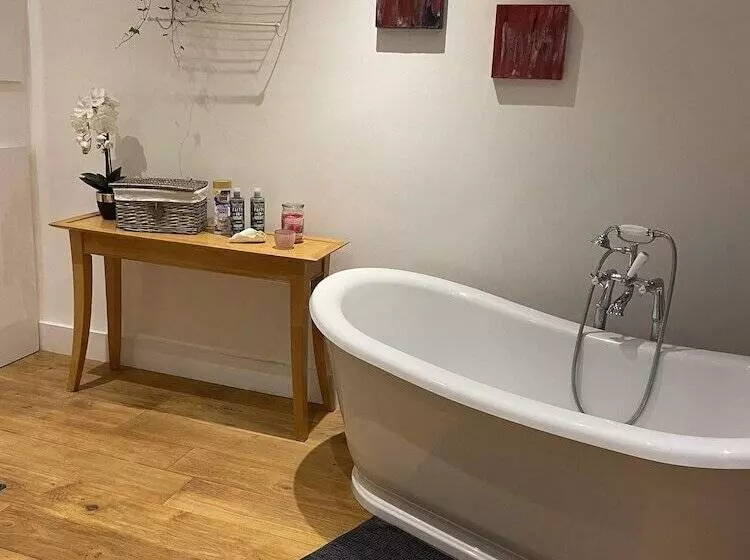 Residenssi Traditional Elegant Spacious English Home, 4bdr