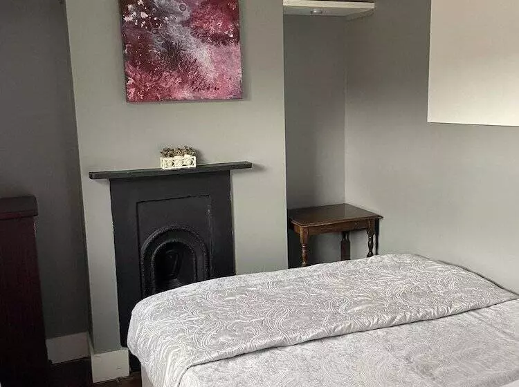 Residenssi Traditional Elegant Spacious English Home, 4bdr