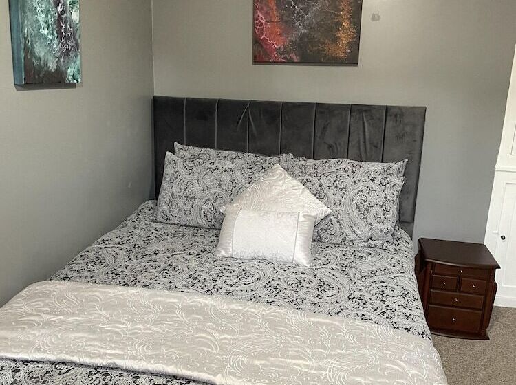 Резиденция Traditional Elegant Spacious English Home, 4bdr