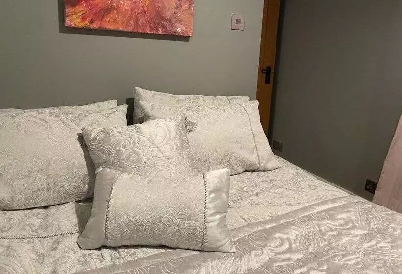 Residenssi Traditional Elegant Spacious English Home, 4bdr