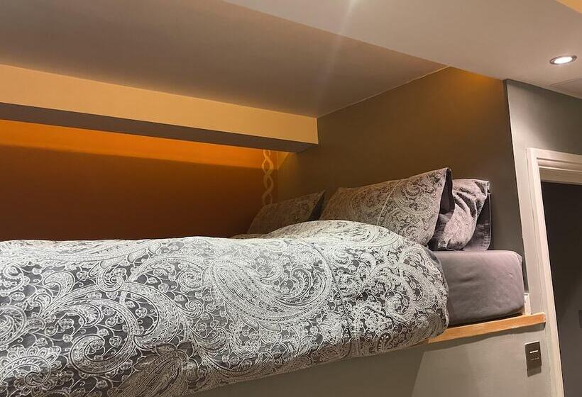 Резиденция Traditional Elegant Spacious English Home, 4bdr