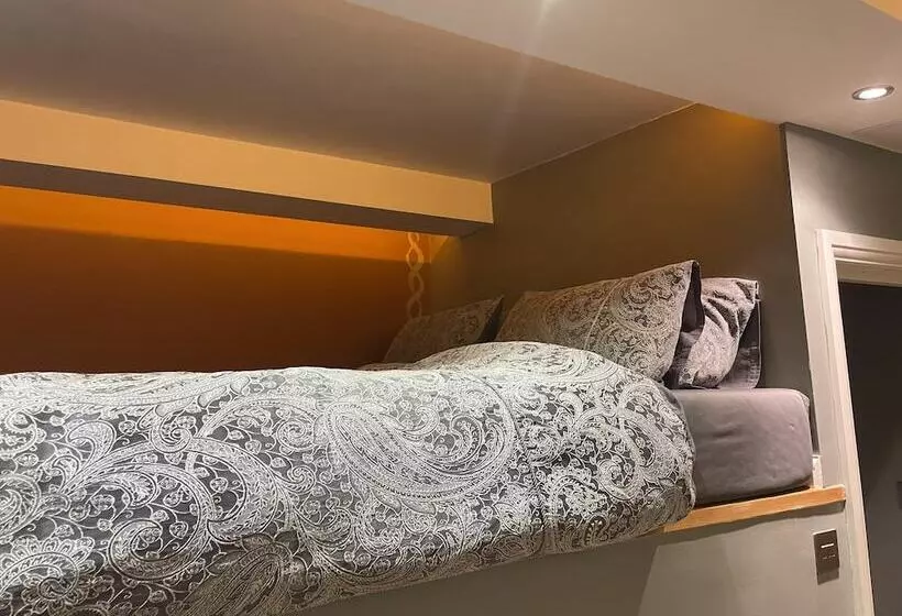 Residenssi Traditional Elegant Spacious English Home, 4bdr