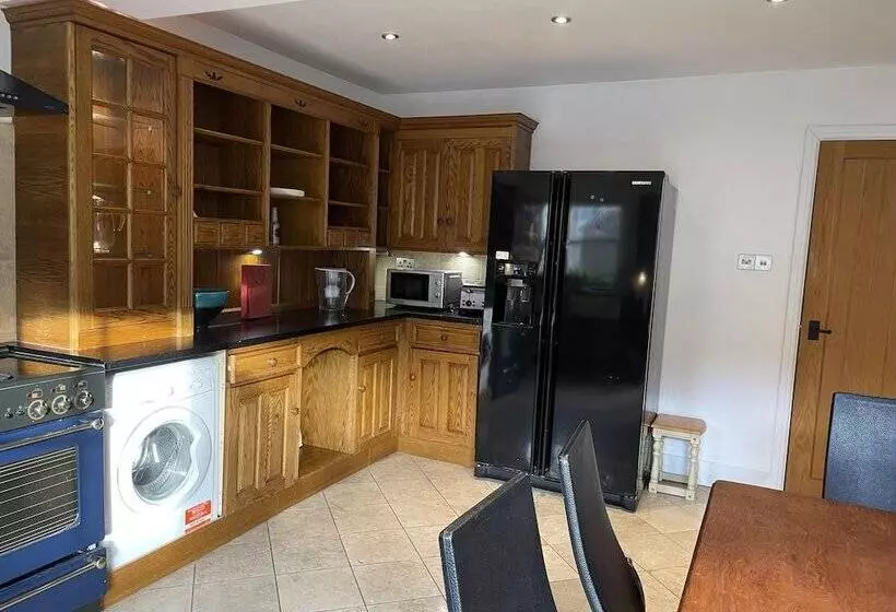 Residenssi Traditional Elegant Spacious English Home, 4bdr