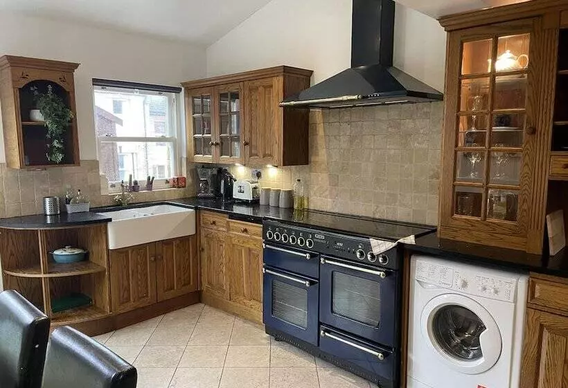 Residenssi Traditional Elegant Spacious English Home, 4bdr