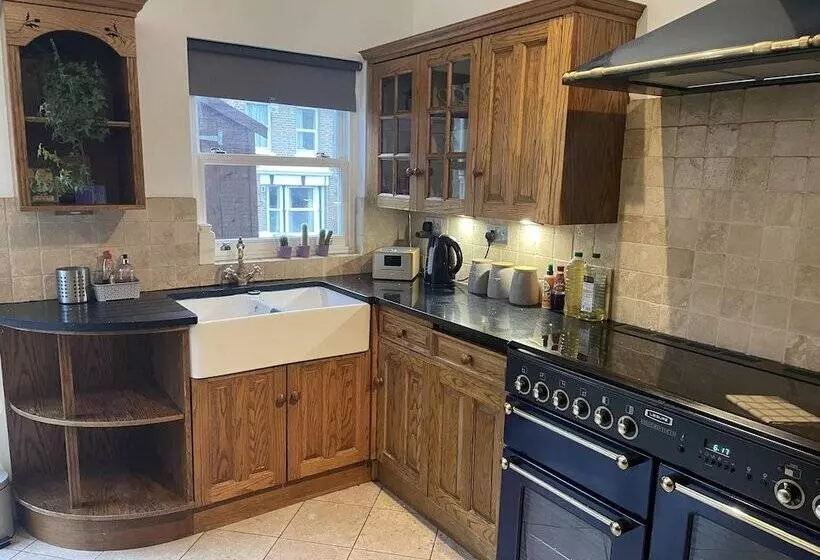 Residenssi Traditional Elegant Spacious English Home, 4bdr