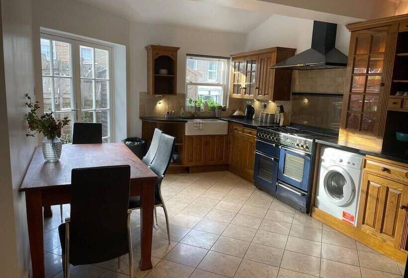 Резиденция Traditional Elegant Spacious English Home, 4bdr