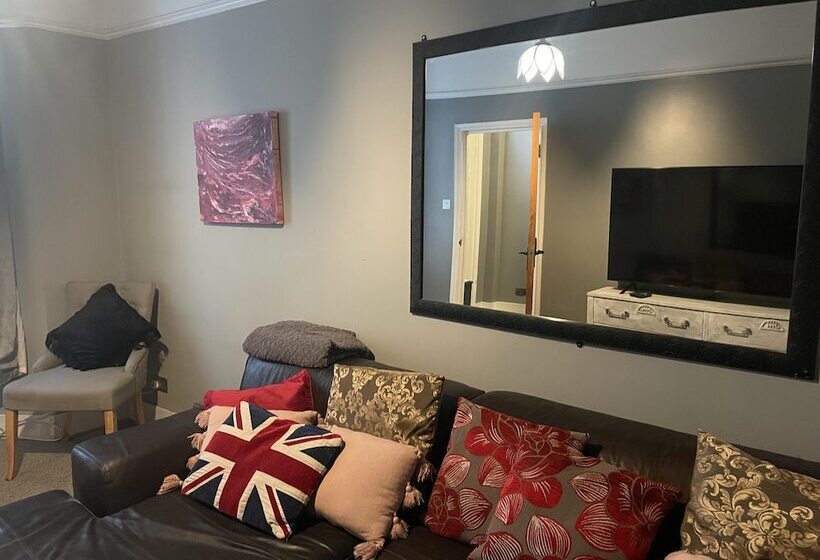 Резиденция Traditional Elegant Spacious English Home, 4bdr