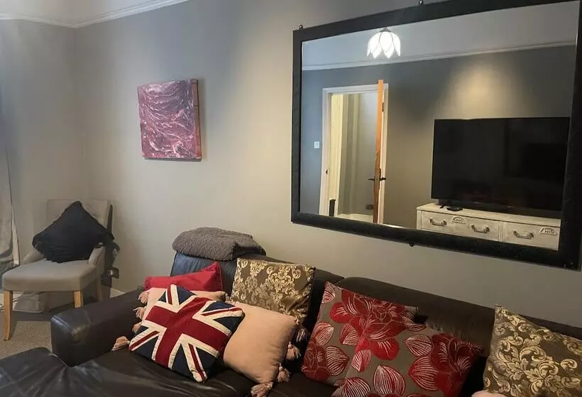 Residenssi Traditional Elegant Spacious English Home, 4bdr