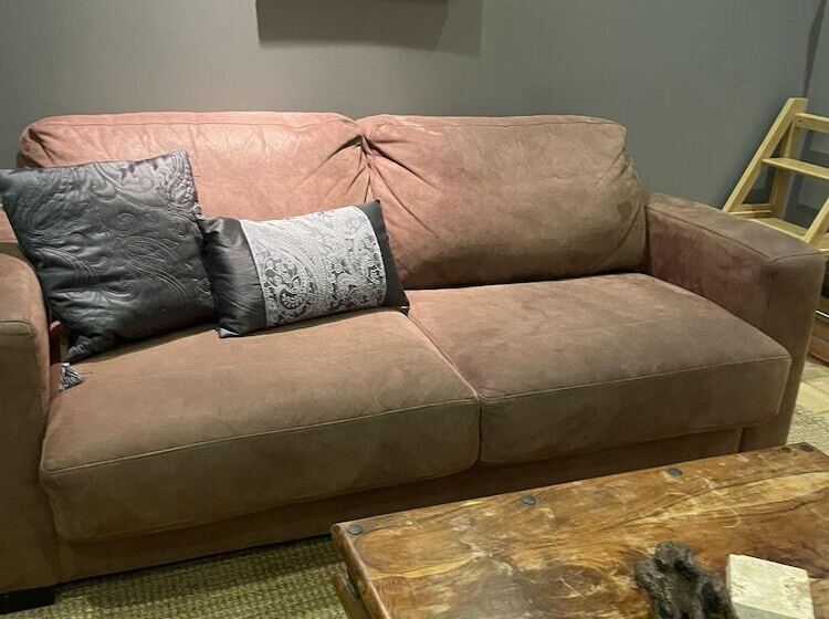 Резиденция Traditional Elegant Spacious English Home, 4bdr