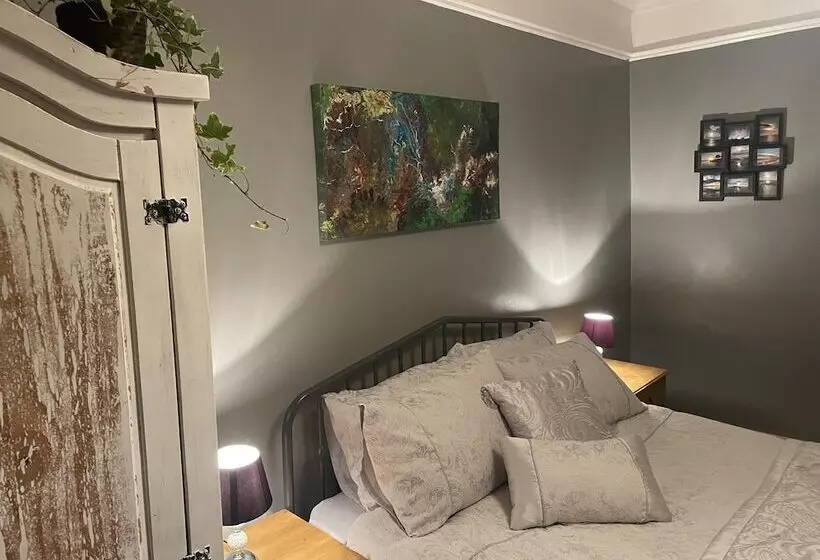 Residenssi Traditional Elegant Spacious English Home, 4bdr