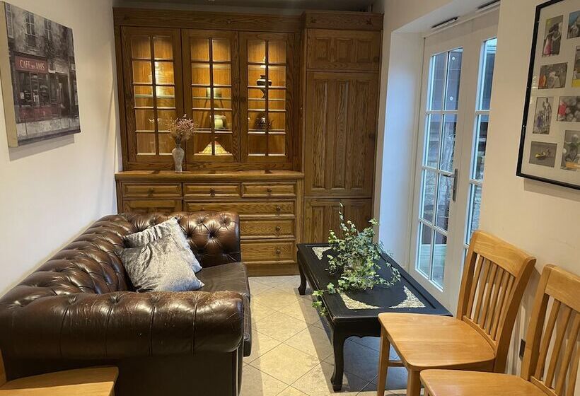 Резиденция Traditional Elegant Spacious English Home, 4bdr