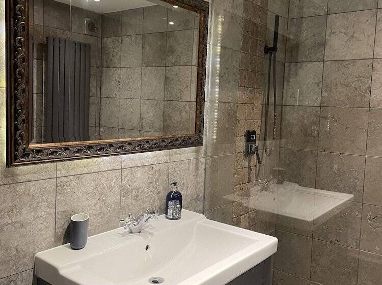 Резиденция Traditional Elegant Spacious English Home, 4bdr