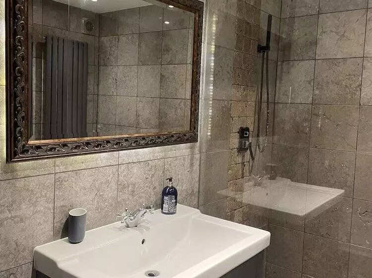 Residenssi Traditional Elegant Spacious English Home, 4bdr