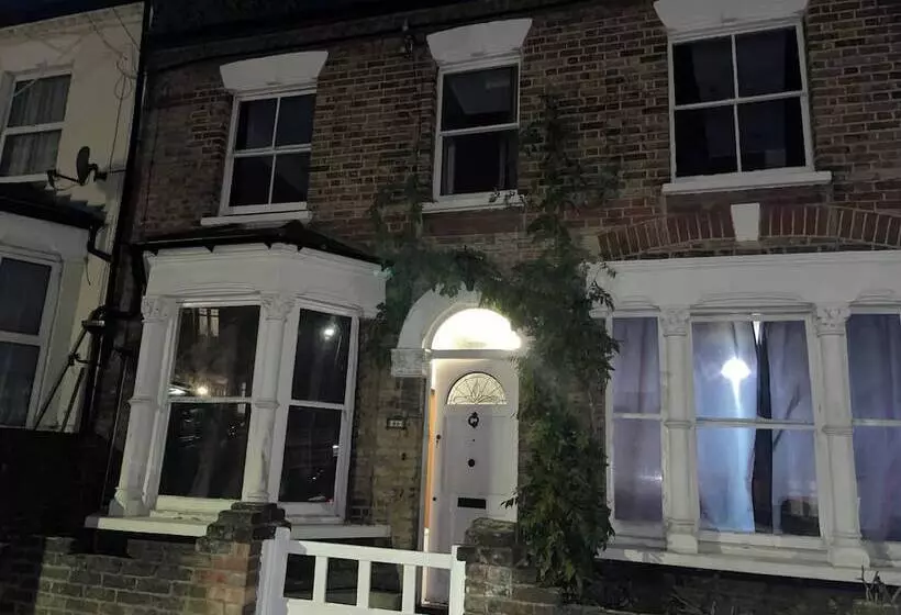 Residenssi Traditional Elegant Spacious English Home, 4bdr