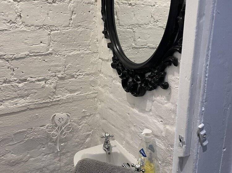 Резиденция Traditional Elegant Spacious English Home, 4bdr