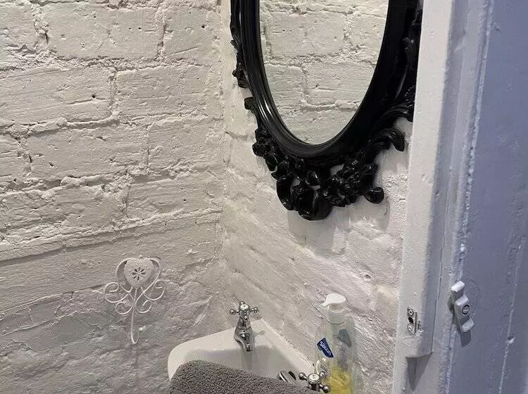 Residenssi Traditional Elegant Spacious English Home, 4bdr