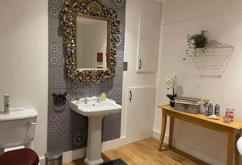 Residenssi Traditional Elegant Spacious English Home, 4bdr