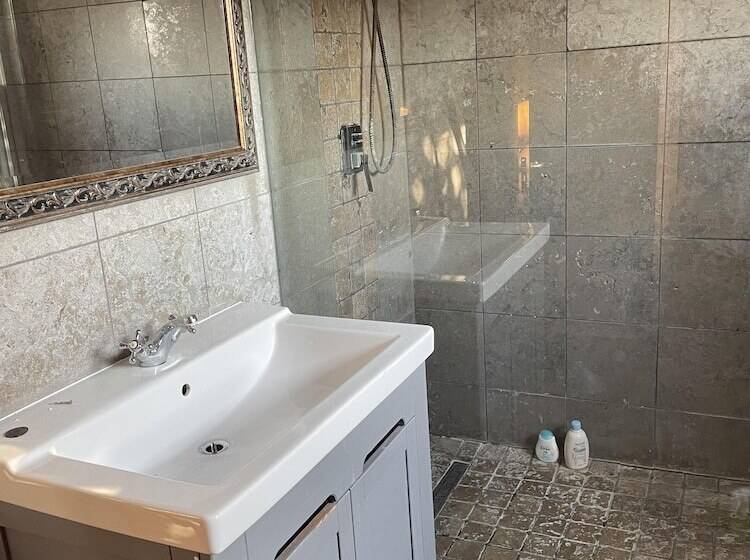 Резиденция Traditional Elegant Spacious English Home, 4bdr