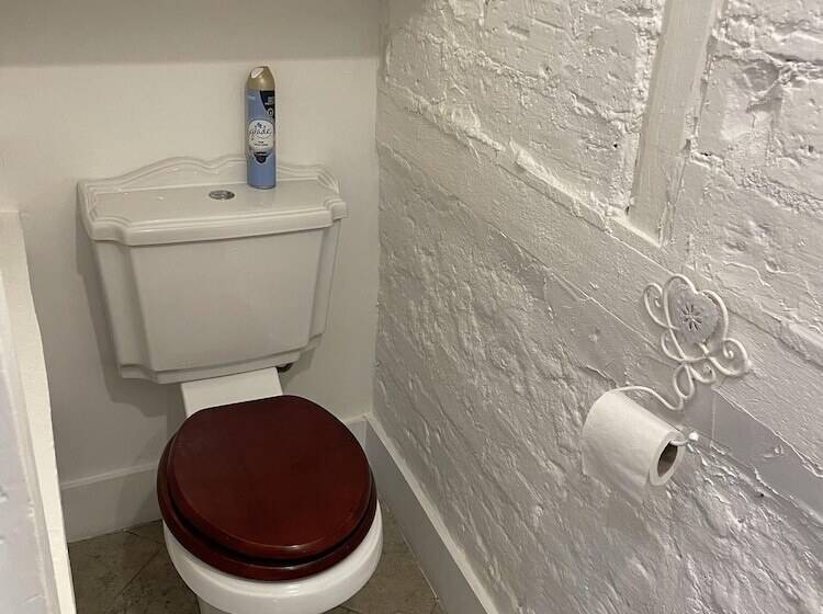 Резиденция Traditional Elegant Spacious English Home, 4bdr