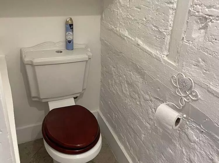 Residenssi Traditional Elegant Spacious English Home, 4bdr