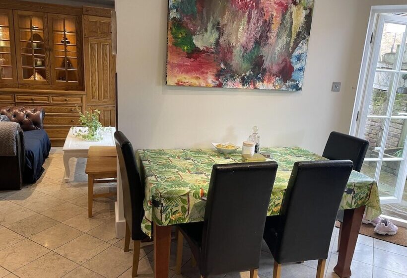 Резиденция Traditional Elegant Spacious English Home, 4bdr